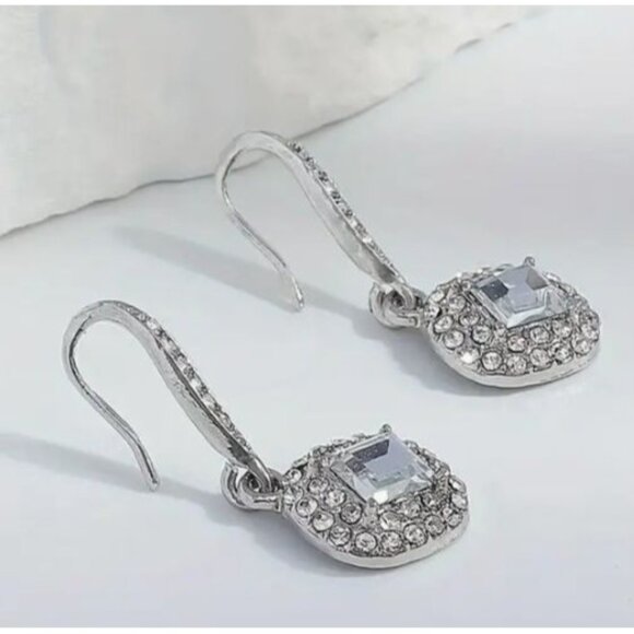 Elegant Silver-Plated Crystal Drop Earrings‎ With Clear Rhinestones - Picture 3 of 3